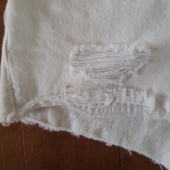 Levi white jean shorts - Picture 3 of 3